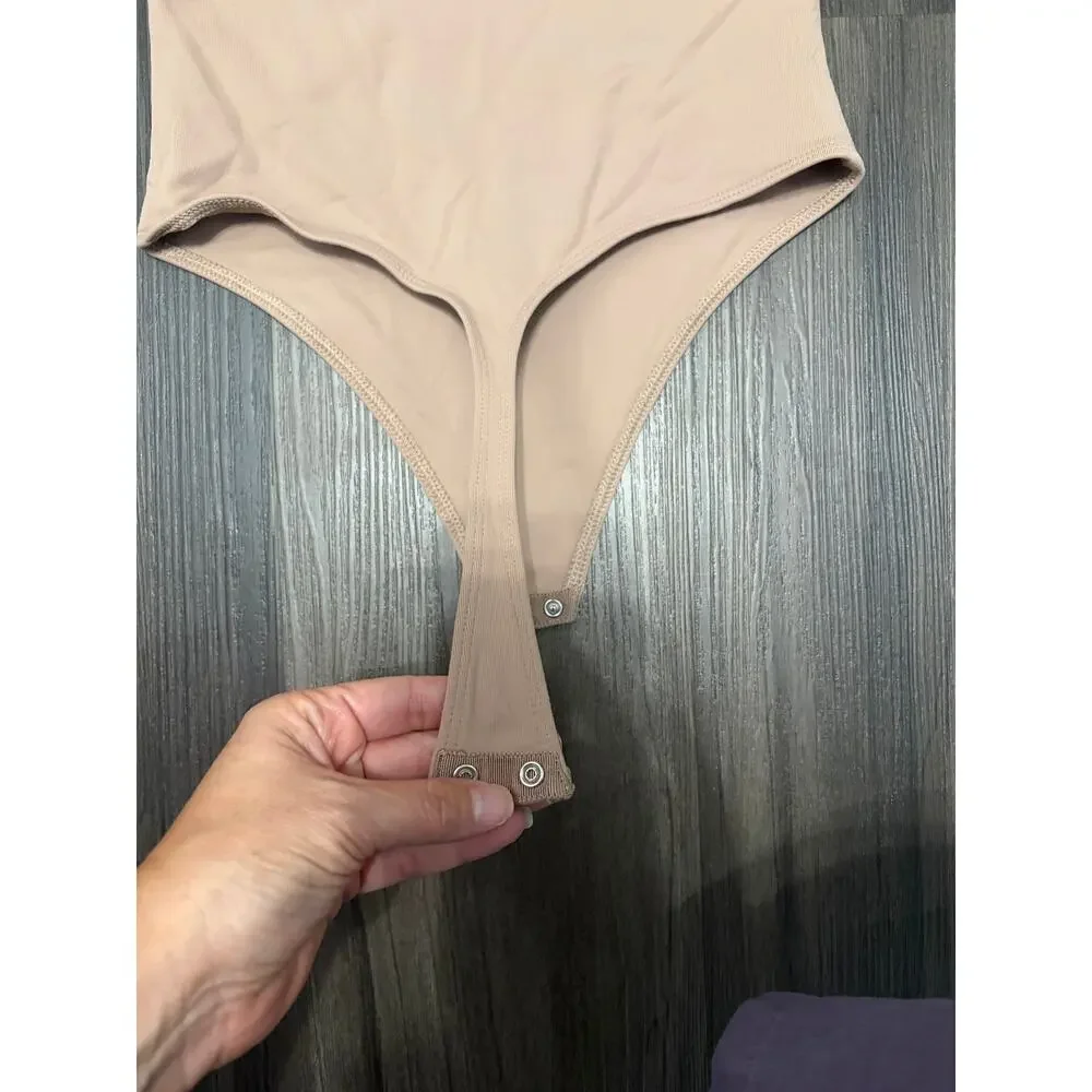 Aritzia Babaton fitted bodysuit med nude sz S contour minimalist sleek modern